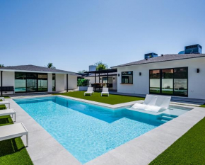 Quiet Modern Estate w/ Guest Home & Heated Pool: Scottsdale